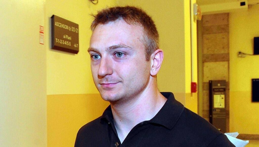 Caso Garlasco, su dispenser altre impronte attribuibili: difesa Stasi chiede a pm nuovi esami