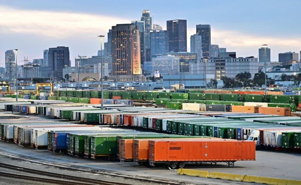 Dazi, Trump annuncia tariffe aggiuntive del 10% sul legno e del 25% sui mobili