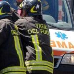 Fa giardinaggio e cade su inferriata che gli si conficca nel braccio