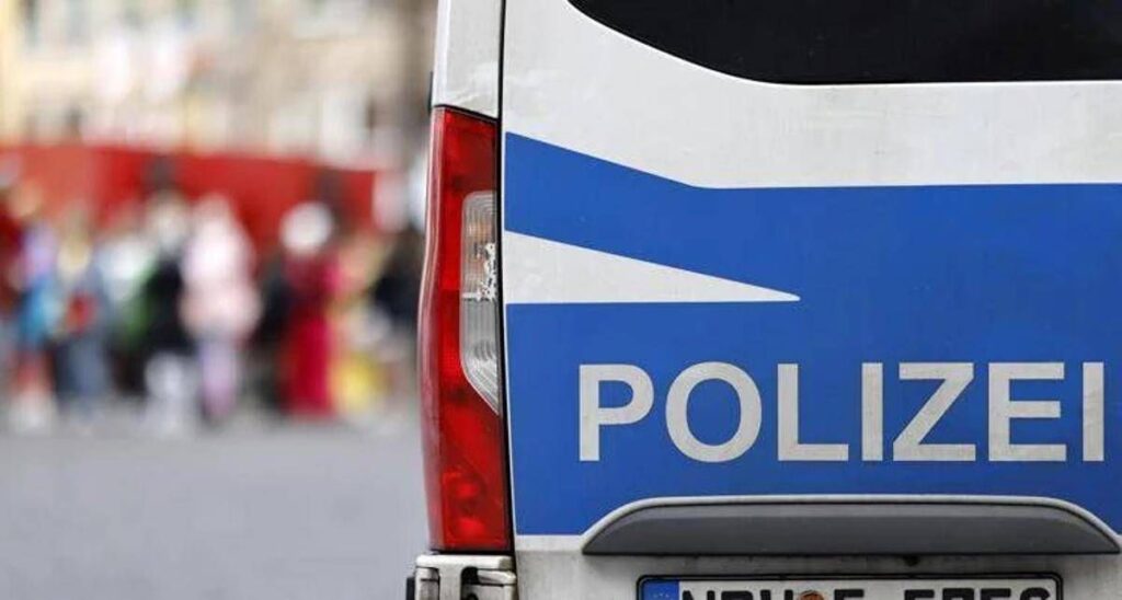 Sesso in auto a 140 all’ora, fermati dalla polizia dopo inseguimento