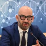 Urinoterapia, Bassetti lancia l’allarme: i pericoli per chi beve la pipì