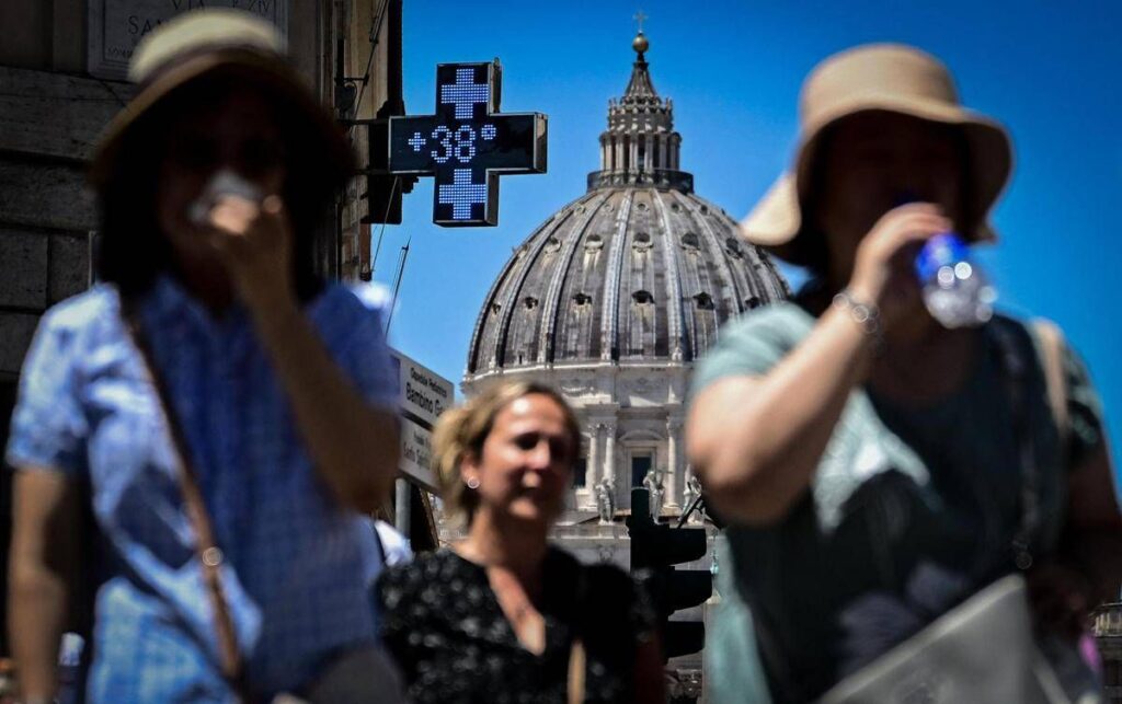 Caldo rovente sull’Italia, oggi allerta arancione in 14 città. Domani i primi 4 bollini rossi