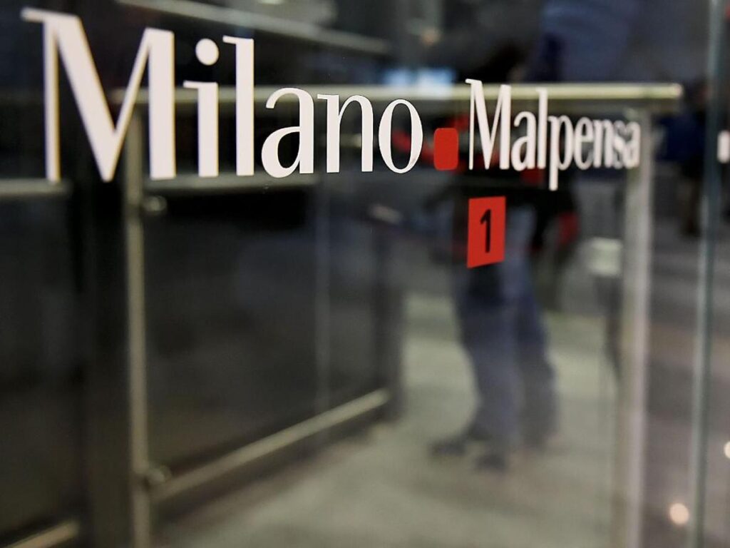 Malore per comandante aereo, atterraggio d’emergenza a Malpensa
