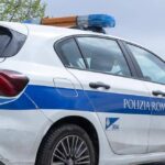 Roma, due bambini lasciati soli in auto in centro: denunciata la madre