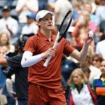 Sinner vince agli Us Open e autografa… un bambino
