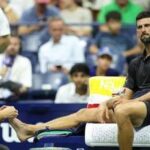 Us Open, Djokovic batte Tien dopo intervento del medico in campo. Cos’è successo