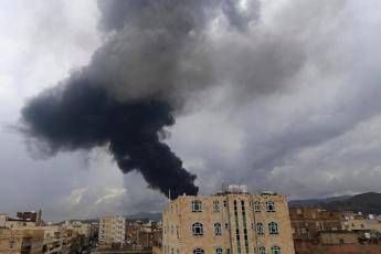 Yemen, raid di Israele su Sana’a’. Houthi: “Almeno 6 morti e 86 feriti”
