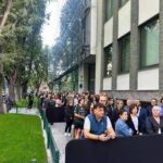 Armani, alla camera ardente ancora lunga fila per l’ultimo saluto