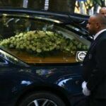 Armani, aperta camera ardente: centinaia in coda per l’ultimo saluto allo stilista