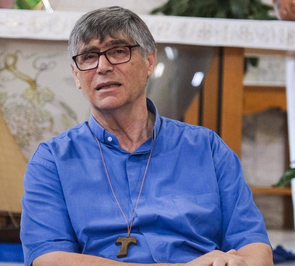 Caivano, minaccia a don Patriciello durante la messa. Meloni: “Gesto vigliacco”