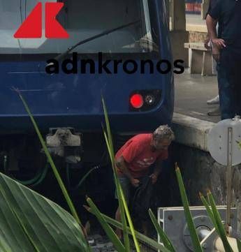 Choc a Roma, uomo gettato sui binari della metro tra l’indifferenza generale