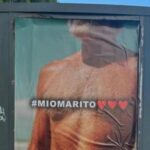Foto su siti sessisti, a Torino la ‘vendetta’ dello street artist: spuntano i manifesti di ‘Mio marito’