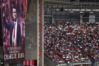 Funerali Charlie Kirk, Trump e Vance accolti da cori e applausi