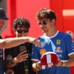 Gp Monza, Leclerc gira per il circuito… in bicicletta: il boato dei tifosi della Ferrari