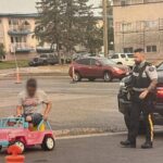 Guida la jeep di Barbie in strada, arrestato: “Non volevo andare a piedi”