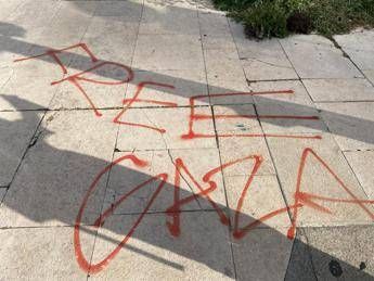 I segni della guerriglia a Milano, tra conta dei danni e voglia di dimenticare