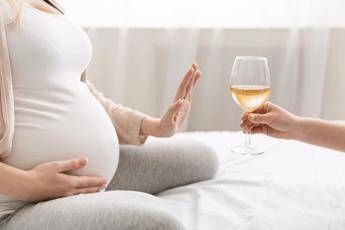 Iss: “Non bere in gravidanza, 1 solo bicchiere può cambiare una vita”