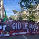 Leoncavallo, in 20mila al corteo: uova e petardi contro la prefettura, blitz al monumento ai caduti