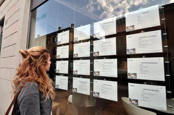 L’offerta di lavoro: “Cerco parrucchiere gay”. Bufera per annuncio