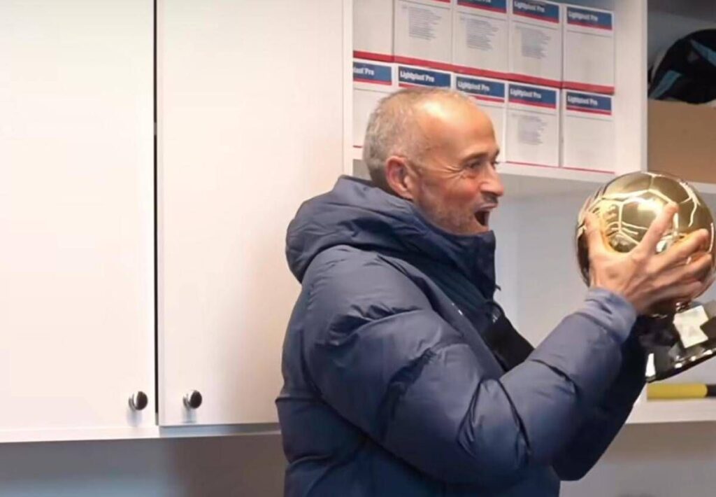 Luis Enrique ‘ruba’ il Pallone d’oro a Dembélé: il video della festa in casa Psg