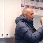 Luis Enrique ‘ruba’ il Pallone d’oro a Dembélé: il video della festa in casa Psg