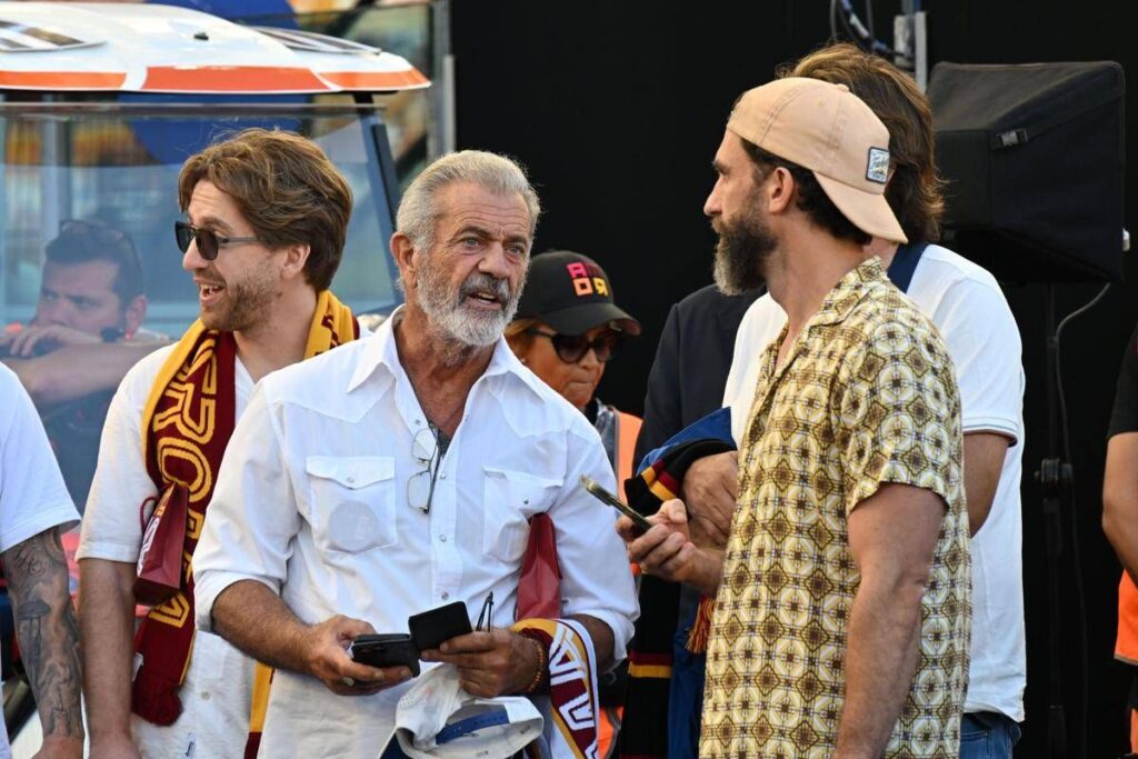 Mel Gibson tifa Roma, la star all’Olimpico con sciarpa giallorossa