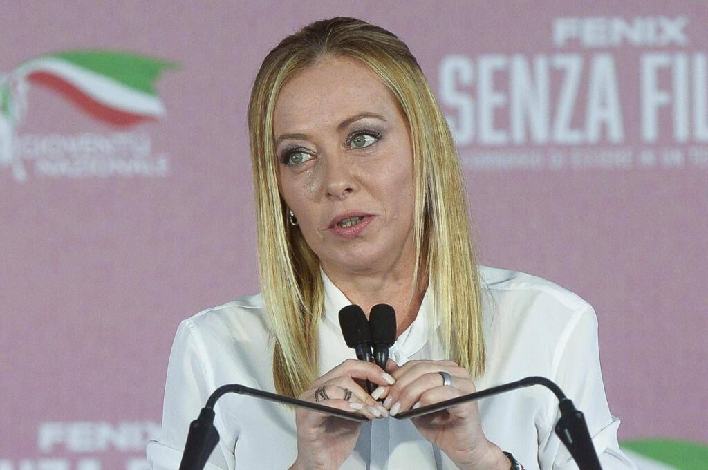 Meloni, l’elogio di ‘Le Figaro’: “Popolarità e maggioranza chiara, percorso senza errori”