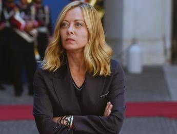 Meloni sul palco di Fenix: “Non siete Gioventù meloniana, ragionate con la vostra testa”