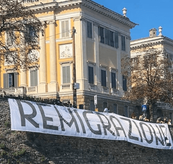 Migranti: ‘Remigrazione’, striscione di 30 metri a Bergamo