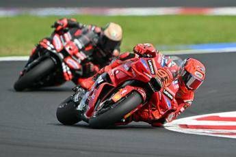 MotoGp, Marquez trionfa nel Gp di San Marino. Secondo Bezzecchi, cade Bagnaia
