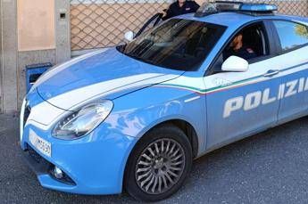 Non gli permette di giocare alle slot, baby gang ‘in rosa’ aggredisce titolare bar