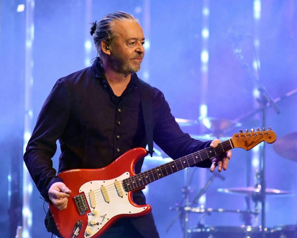 Papà a 64 anni, la rock star anni ’80 dà il benvenuto al suo terzo figlio