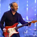 Papà a 64 anni, la rock star anni ’80 dà il benvenuto al suo terzo figlio