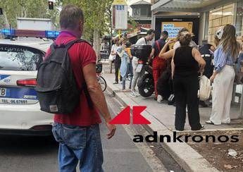 Paura vicino alla sinagoga di Roma, una moto si schianta sulla pensilina del bus: ferita un’anziana