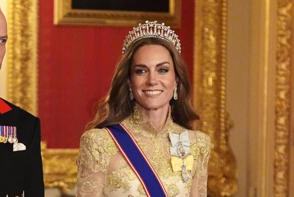 Rivali alla cena con Trump, Kate ruba la scena a Camilla. E la regina la mette da parte