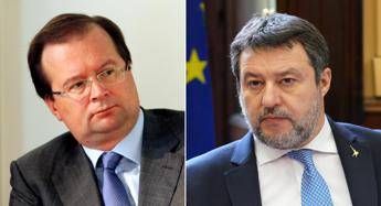 Salvini: “Saluto ad ambasciatore russo? Preferisco stretta di mano a sguardo rabbioso”. Opposizioni all’attacco