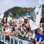 Salvini accende Pontida: “Mai i nostri figli a morire in Ucraina. Flat tax sia per tutti”