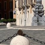 Sciame d’api a Montecitorio, transennato pilone all’ingresso