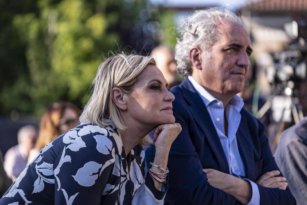 Simona Ventura e Giovanni Terzi, gli audio dello stalker e lo sfogo: “Ci minaccia di morte”