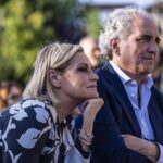 Simona Ventura e il marito perseguitati dallo stalker: “Minacciati di morte in 200 messaggi”