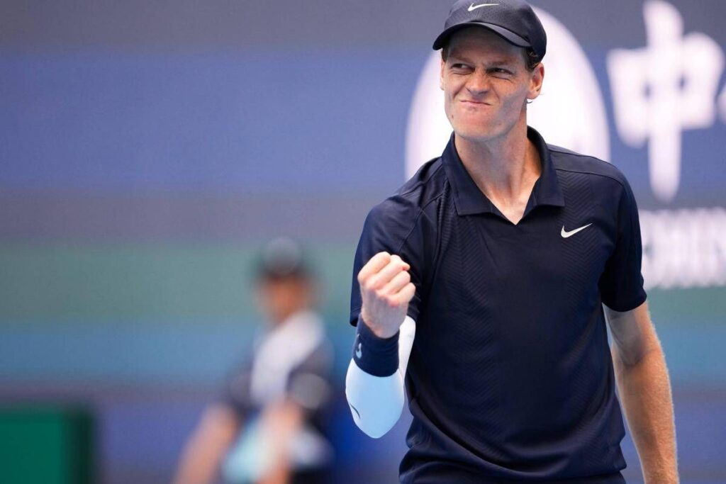 Sinner concede un set, ma vola in finale a Pechino: De Minaur ancora ko