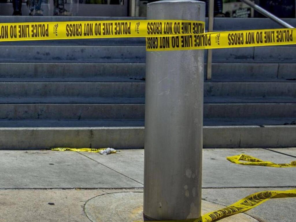 Sparatoria a Dallas, colpiti tre detenuti in ufficio Ice: uno è morto, il cecchino si è suicidato