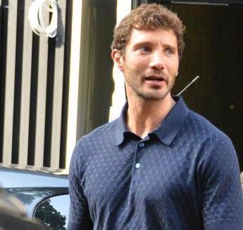Stefano De Martino vittima di furto a Milano: rubato l’orologio con il trucco dello specchietto