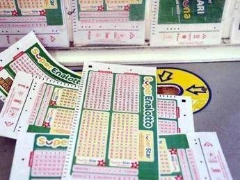 Superenalotto, numeri combinazione vincente oggi 19 settembre