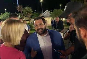 Tensione a Fenix tra il cronista di Report e la scorta di Giuli: cosa è successo