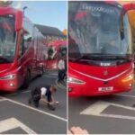 Tifoso del Crystal Palace si allaccia la scarpa e blocca… il pullman del Liverpool