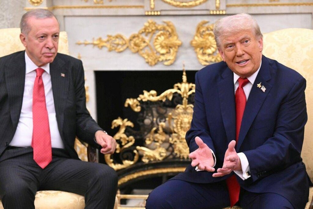 Trump incontra Erdogan e avverte Putin: “Molto deluso da lui, è momento di fermarsi. Gaza? Accordo vicino”
