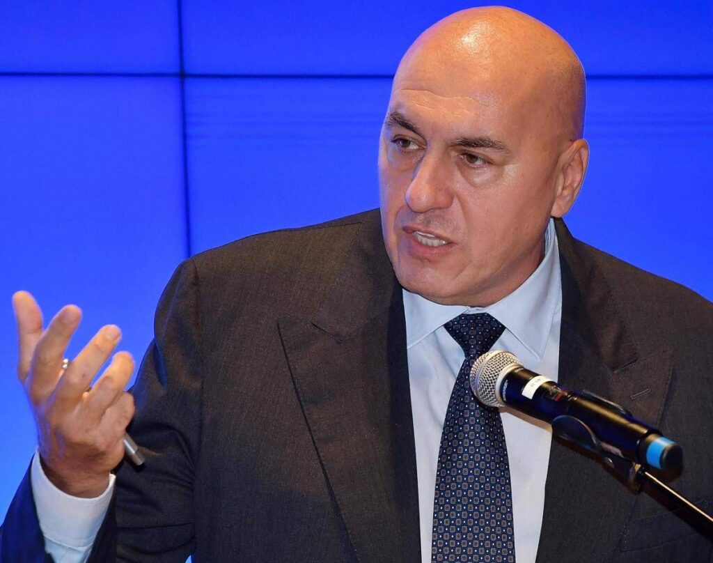 Ucraina, Crosetto: “Italiani insospettabili corrotti dalla Russia”