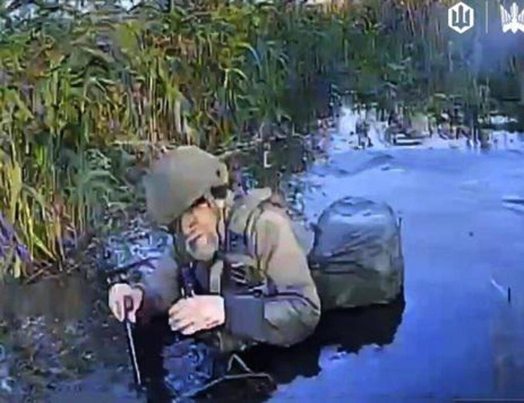 Ucraina-Russia, la foto del soldato col bastone: “Putin manda anziani in guerra”