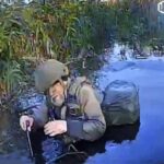 Ucraina-Russia, la foto del soldato col bastone: “Putin manda anziani in guerra”